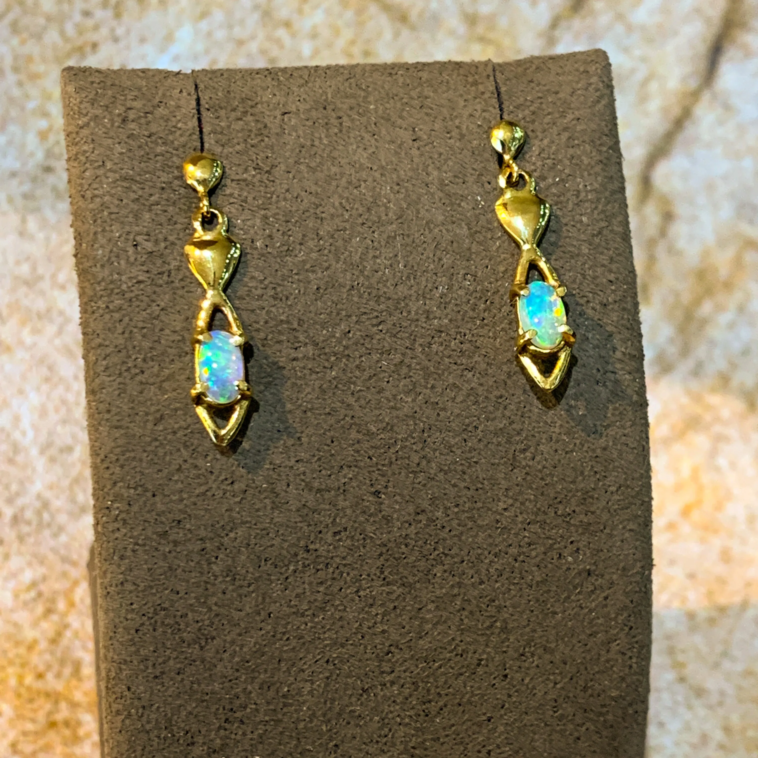 18kt Yellow Gold drop earrings with Crystal Opal 5x3mm