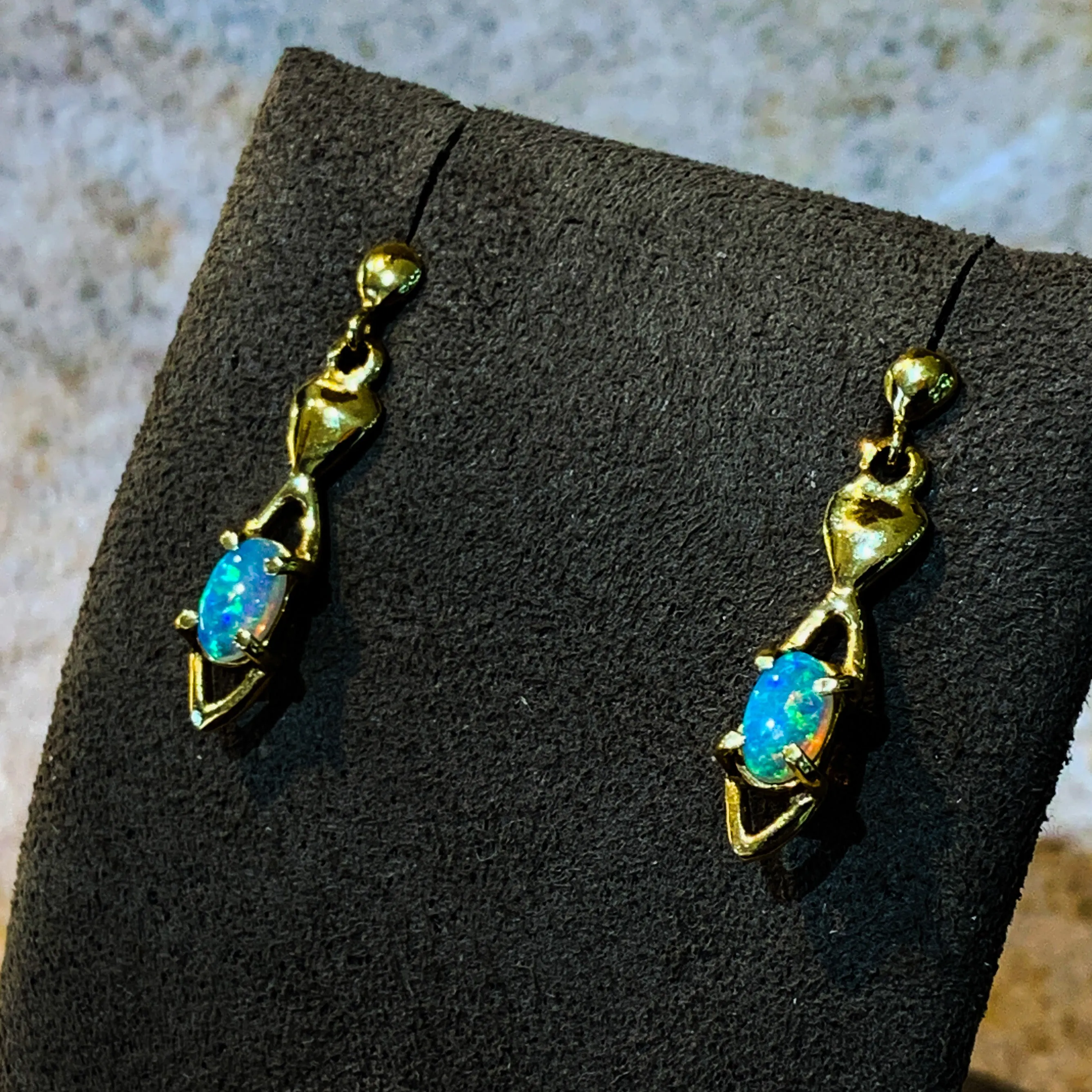 18kt Yellow Gold drop earrings with Crystal Opal 5x3mm